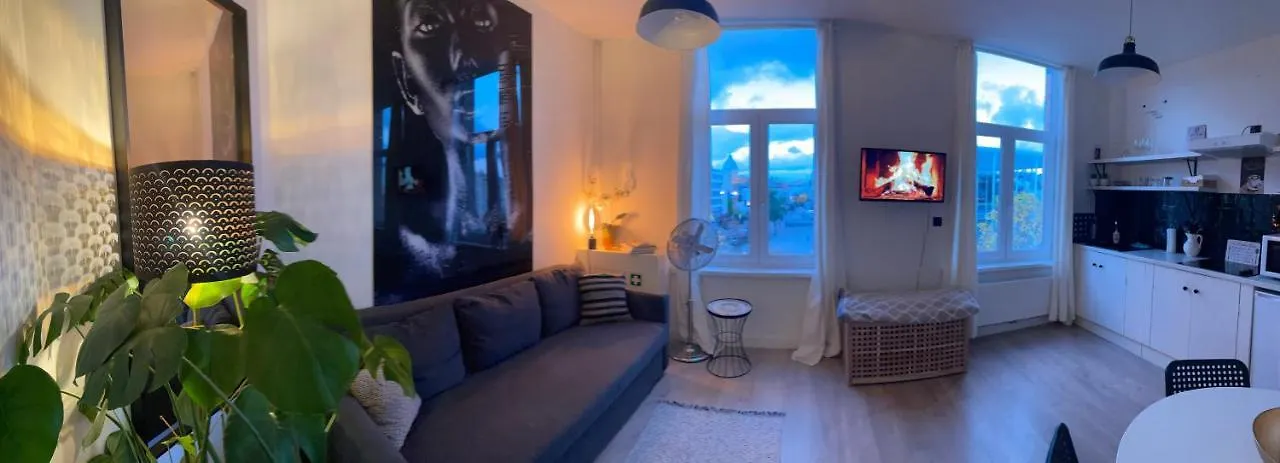 Sleep Inn - Black And White Modern Flat With Cityview 안트베르펜 아파트
