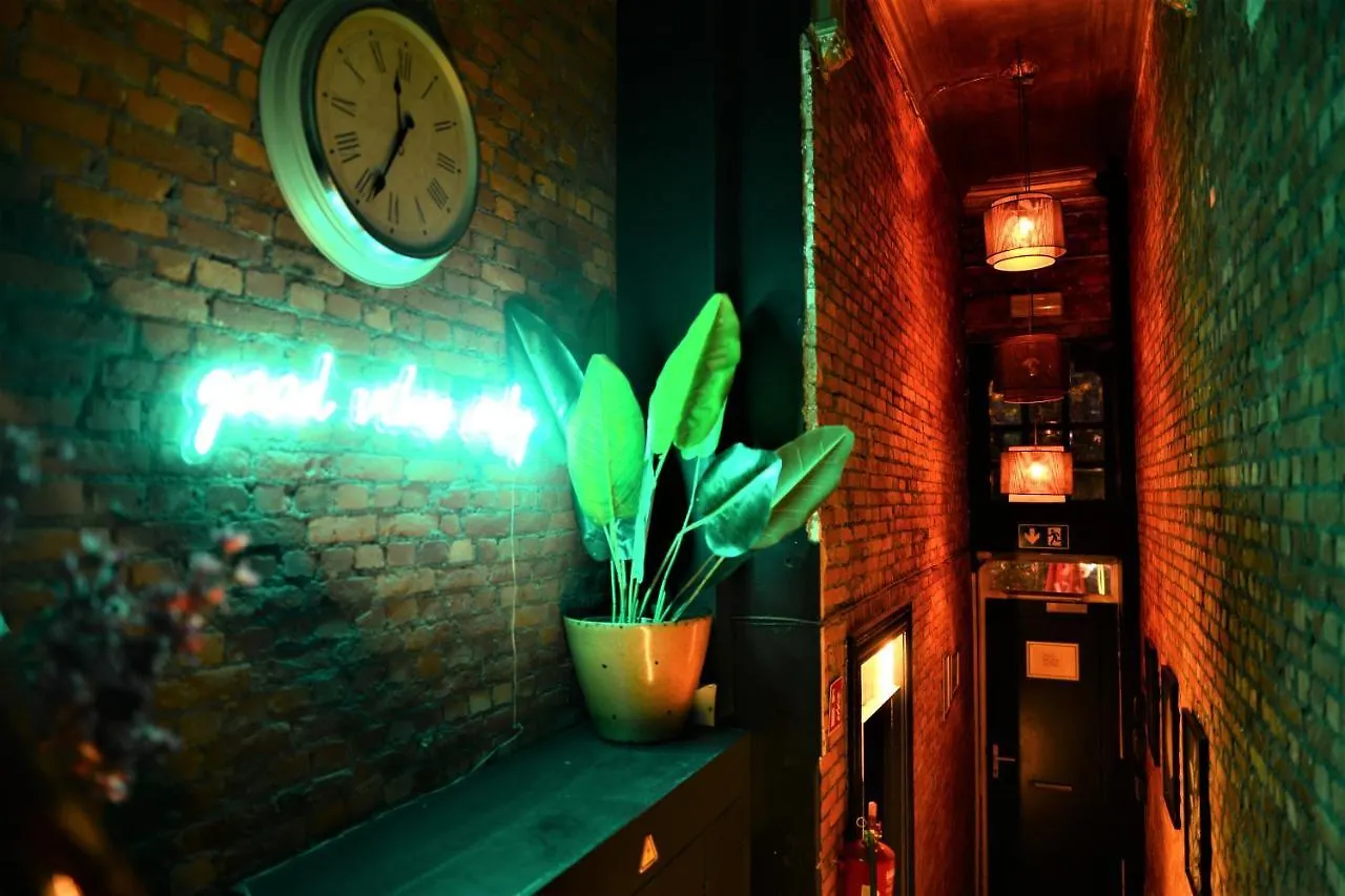 Sleep Inn - Black And White Modern Flat With Cityview 안트베르펜 아파트
